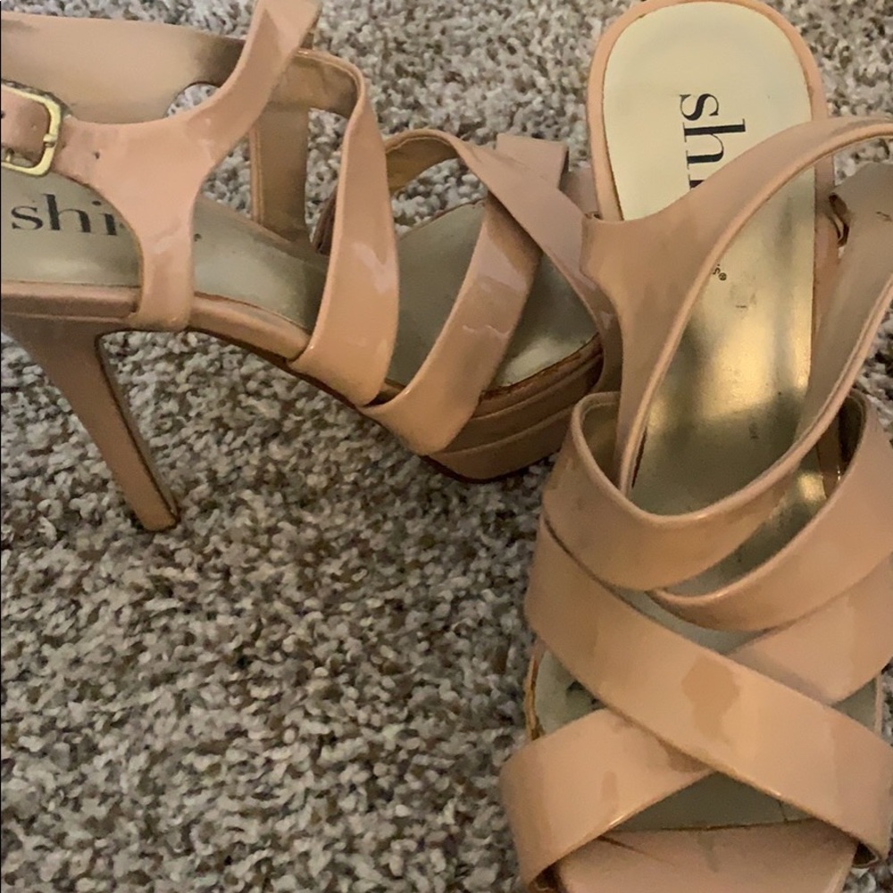 Shi by Journey. Beige Platforms. Size 7.